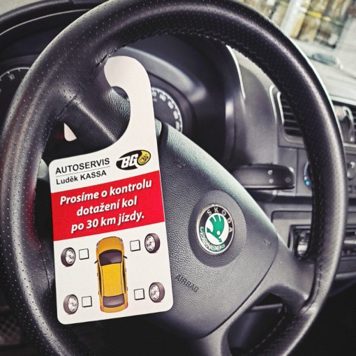 Z�v�ska na volant s informac� o v�m�n� kol