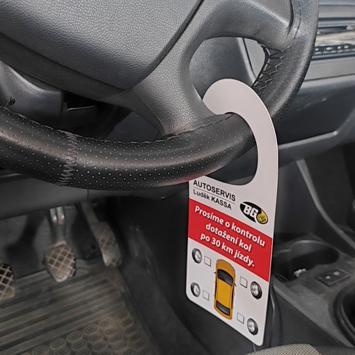 Z�v�ska na volant s informac� o v�m�n� kol